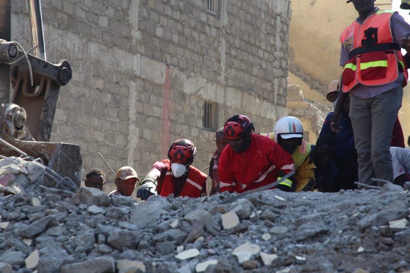 Rescue efforst by memberso fthe public and disaster team at work at the site  where a building collapsed in Shauri Moyo