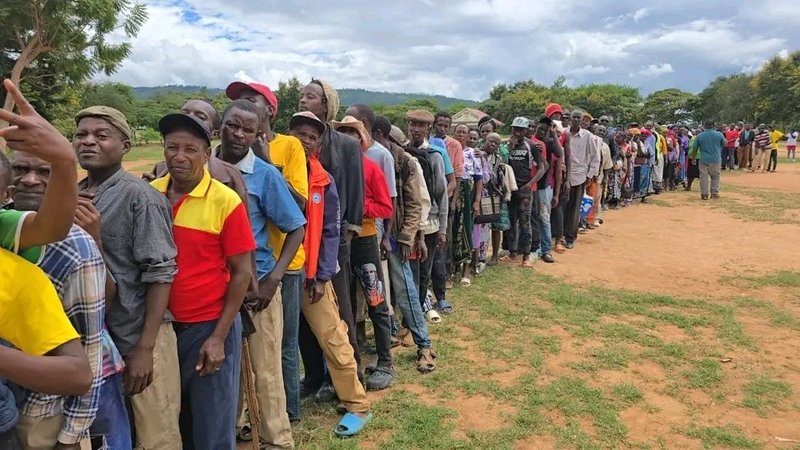 UDA Members lineup to vote in the recent grassroot election.